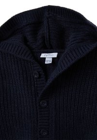 Marineblaue Strickjacke mit hohem Kragen, ausgestattet mit Rippstruktur, sechs Knöpfen und einem Pflegeetikett für 12 Monate.