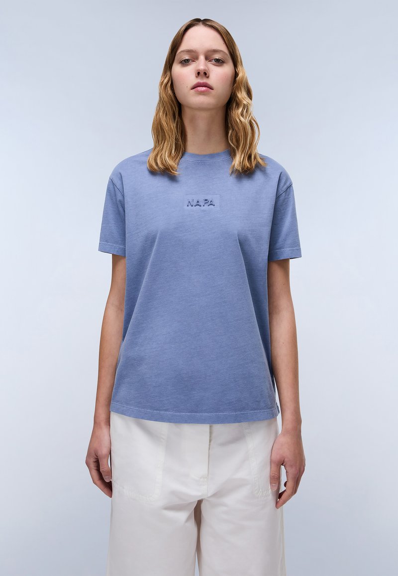 Lichtblauwe katoenen t-shirt met korte mouwen, ronde hals en geborduurd "NAPA" logo op de borst. Ontspannen pasvorm met een gladde textuur.