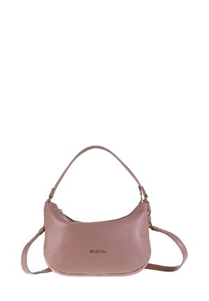 Sac à main en cuir rose avec une forme courbée, une seule bandoulière et des accessoires en ton doré. Texture lisse avec une fermeture éclair.
