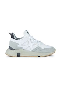 Scarpa da ginnastica bianca con accenti in suede grigio, linguetta in rete e suola in gomma. Presenta un design geometrico distintivo e un occhiello sul tallone.