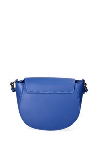Borsa a tracolla in pelle blu con una forma curva, chiusura a patta e tracolla removibile. Texture liscia e dettagli di cucitura puliti.