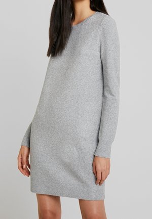 Robe en tricot grise avec un col rond et des manches longues, dotée de poignets et d'ourlet côtelés, offrant une silhouette décontractée.