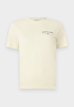 Hellgelbes kurzärmeliges T-Shirt aus Baumwolle. Verfügt über einen kleinen schwarzen Logoaufdruck auf der linken Brustseite. Klassischer Rundhalsausschnitt, reguläre Passform.