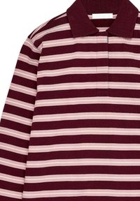 Langärmeliges Rugbyhemd mit horizontalen Streifen in Weinrot, Hellrosa und Weiß sowie einem weinroten gerippten Kragen.