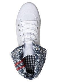 Bílé kotníkové tenisky z plátna s modrým vzorovaným látkovým přeloženým límcem. Mají stříbrné průchodky, bílé tkaničky a červené pruhy.