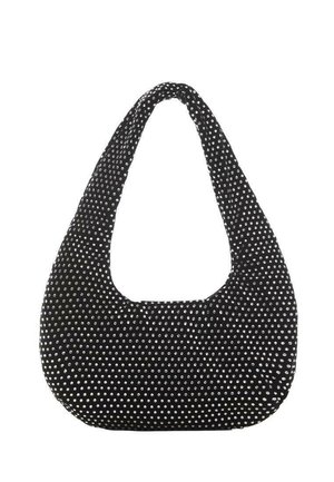 Czarna torba na ramię z tkaniny o zaokrąglonym kształcie, z wzorem w kropki i szerokim, wyściełanym paskiem. Miękka tekstura i pikowany design.