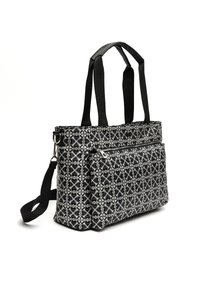 Černobíle vzorovaná taška na rameno s obdélníkovým tvarem, textilním materiálem, dvojitými horními uchy a nastavitelným popruhem na rameno.