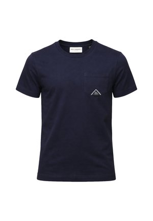 T-shirt blu navy a maniche corte in cotone con collo rotondo e taschino sul petto con una piccola toppa logo triangolare bianca e nera.