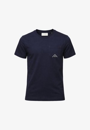 T-shirt blu navy a maniche corte in cotone con collo rotondo e taschino sul petto con una piccola toppa logo triangolare bianca e nera.