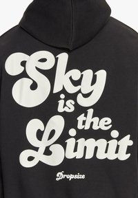 Schwarzer Hoodie mit weißem Text "Der Himmel ist die Grenze" in verschiedenen Schriftarten. Mit Kordelzugkapuze und "Dropsize"-Logo in der Ecke.