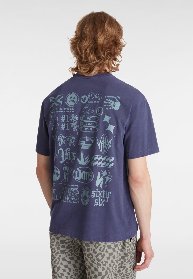 Navyblaues T-Shirt mit kurzen Ärmeln, auf der Rückseite mit einem hellblauen Logocollage-Print. Aus Baumwolle, legerer Schnitt.