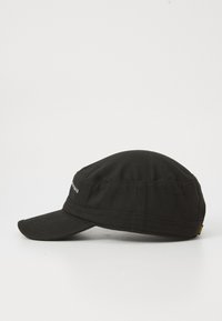 Casquette noire avec un haut arrondi, une visière courbée et des détails cousus. Présente un petit logo sur le côté. Fabriquée en matériau en tissu.