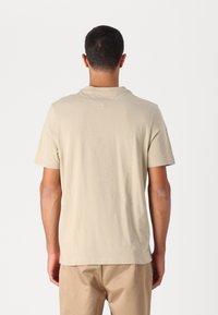 Tommy Hilfiger MONOTYPE LABEL TEE - Basic T-shirt - sandalwood