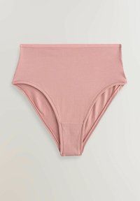Lichtroze high-waisted slip gemaakt van zachte stof. Heeft een gladde, elastische tailleband en naadloze randen voor comfort.