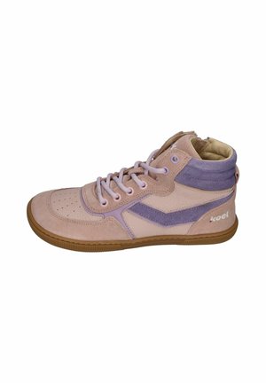 High-Top-Sneaker aus beige-lila Wildleder mit perforierter Zehenpartie, Schnürsenkeln und Gummisohle, seitlich mit "Koel" gebrandet.