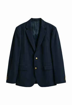 Marineblauer Blazer mit zwei goldenen Vorderknöpfen, zwei Klappentaschen, Brusttasche und goldenen Knöpfen an den Ärmelabschlüssen, hängend vor weißem Hintergrund.