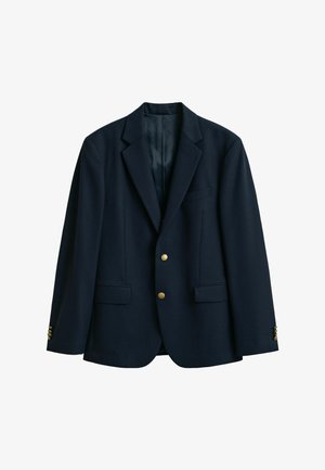 Marineblauer Blazer mit zwei goldenen Vorderknöpfen, zwei Klappentaschen, Brusttasche und goldenen Knöpfen an den Ärmelabschlüssen, hängend vor weißem Hintergrund.
