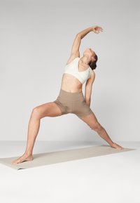Puma STUDIO ULTRABARE SHORT - Tamprės - totally taupe