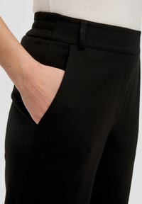 s.Oliver BLACK LABEL Broek - schwarz