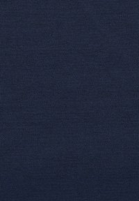 Dunkelblauser, strukturierter Stoff mit einem feinen, gleichmäßigen Strickmuster. Das Material wirkt weich und glatt und eignet sich für verschiedene Anwendungen.