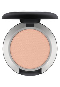 Ronde blush compact met een licht perzikkleurig poeder binnenin. Matte textuur, verpakt in een zilveren en zwarte container met een kliksluiting.