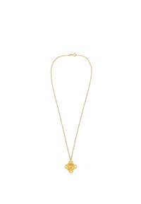 Collana dorata con un pendente rotondo dettagliato e accenti ornamentali, sospesa a una sottile catena con piccoli anelli e chiusura a moschettone.