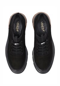 Czarne zamszowe sneakersy z teksturowaną górą, wyraźnym sznurowaniem i gumowymi podeszwami. Posiadają kontrastowy beżowy wykończenie wzdłuż kołnierza.