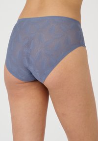 Blauwe, netstof hipsteronderbroek met een textuurpatroon van bladeren, voorzien van een gladde tailleband en een ontwerp met volledige dekking.