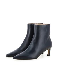 Stivali ankle in pelle blu navy con punta affusolata, tacco sottile e finitura liscia. Presentano cuciture minime e un discreto accento metallico.