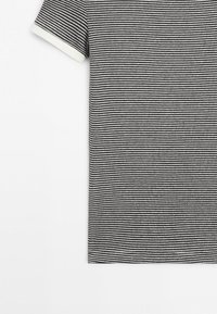 Korte mouw zwart-wit horizontaal gestreept shirt met witte boord aan de mouw, gepresenteerd tegen een witte achtergrond.