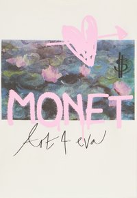 Wit T-shirt met een print van Monet's waterlelies, roze tekst "MONET" en "Art 4 Eva", met een roze hart- en pijlgraphic.