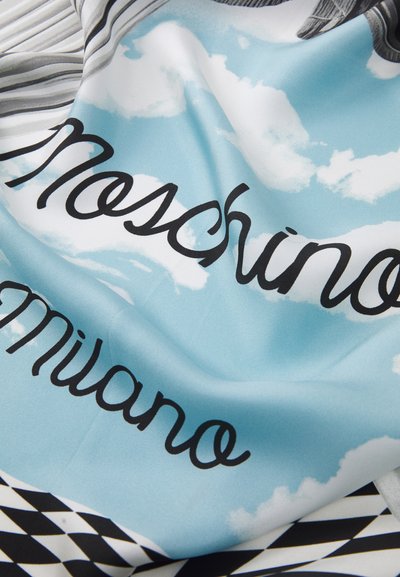 Selyem sál világoskék háttérrel, felhőmintákkal, fekete betűkkel a "Moschino Milano" felirattal, és egy geometrikus fekete-fehér alsó résszel.