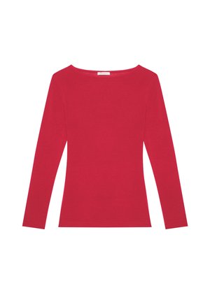 Camicia rossa a maniche lunghe, aderente, con un ampio scollo rotondo su uno sfondo bianco.