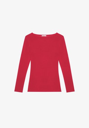 Camicia rossa a maniche lunghe, aderente, con un ampio scollo rotondo su uno sfondo bianco.