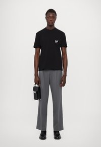 Neil Barrett SLIM DOUBLE BOLT - Triko s potiskem - black/iron/off white