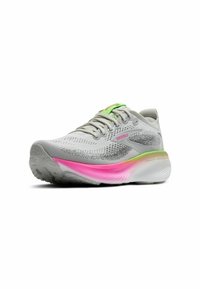 Scarpa da running grigio chiaro con superiore testurizzato, sottopiede in gradiente rosa e verde, e motivo di battistrada moldato per trazione e comfort.
