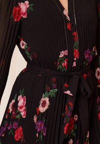Love & Roses REGULAR FIT - TRIM V NECK PLEATED MINI - Marškininė suknelė - black floral