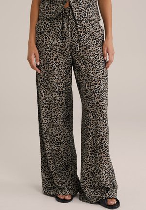 Pantalons à large jambe en imprimé léopard en tissu léger. Base beige neutre avec des taches noires, dotés d'une taille élastique et de poches.