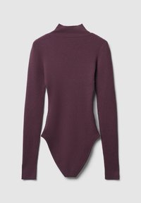 Body a maniche lunghe bordeaux con colletto alto, texture a costine e silhouette aderente che si assottiglia sui fianchi.