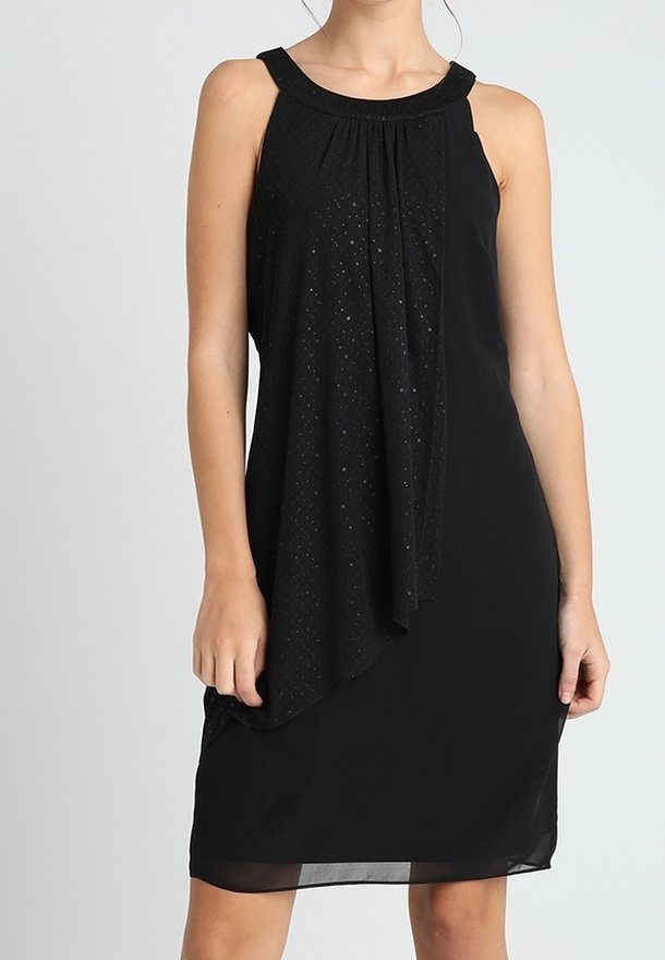 Robe noire sans manches avec un corsage plissé, un devant flottant et un col texturé. Tissu lisse avec une silhouette fluide, longueur au genou.