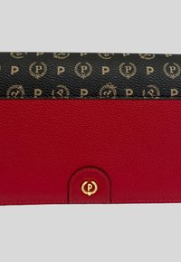 Portafoglio in pelle rossa con superficie testurizzata. La parte superiore presenta una sezione nera con un motivo logo in oro in rilievo. Accenti in hardware dorato.