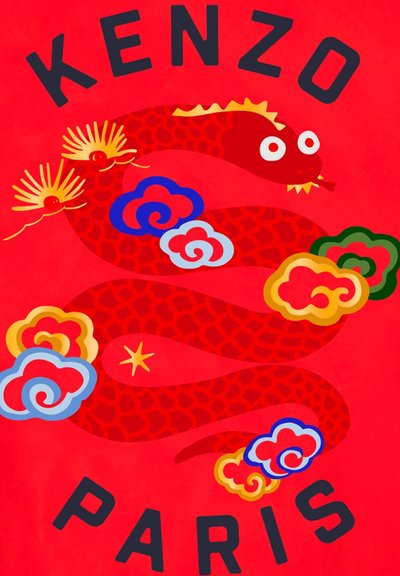 Fond rouge présentant un dragon stylisé rouge avec des accents jaunes, entouré de nuages colorés. Le texte « KENZO PARIS » est affiché en évidence.