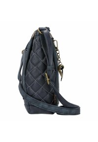 Gep quiltete schwarze Leder-Crossbody-Tasche mit einer glatten Textur, ausgestattet mit einem abnehmbaren Schultergurt und antikmessingfarbenen Hardware-Details.