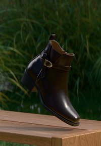 Seleccionado, dark brown