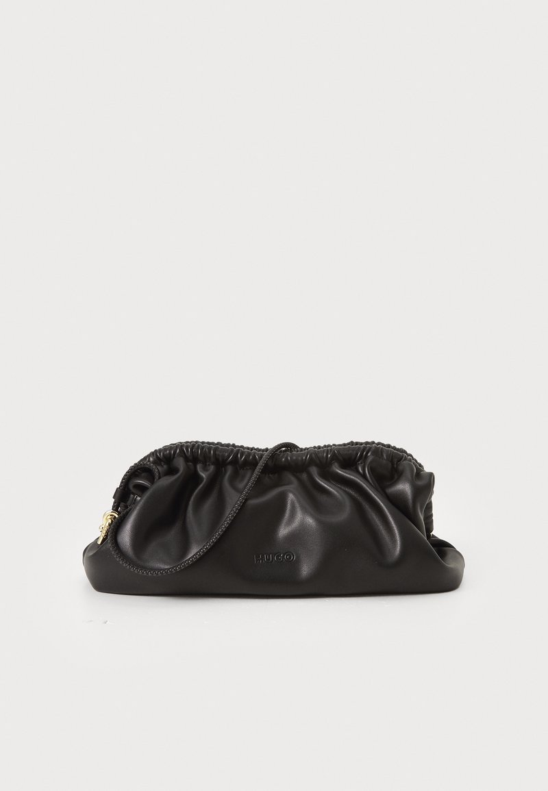 Borsa a pochette in pelle nera con cima arricciata, chiusura a zip e dettagli in metallo dorato. Texture liscia con logo impresso.