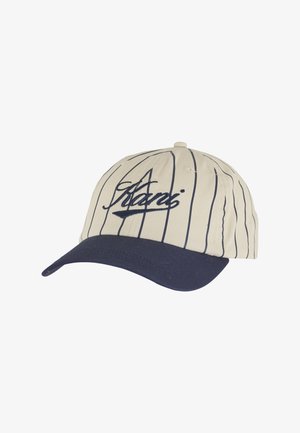 Beżowa czapka baseballowa z granatowymi prążkami, granatowym daszkiem oraz haftowanym, podpisowym napisem z przodu.