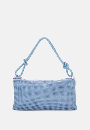 Sac à main rectangulaire bleu clair avec surface texturée et bandoulière nouée, présenté sur un fond blanc uni.