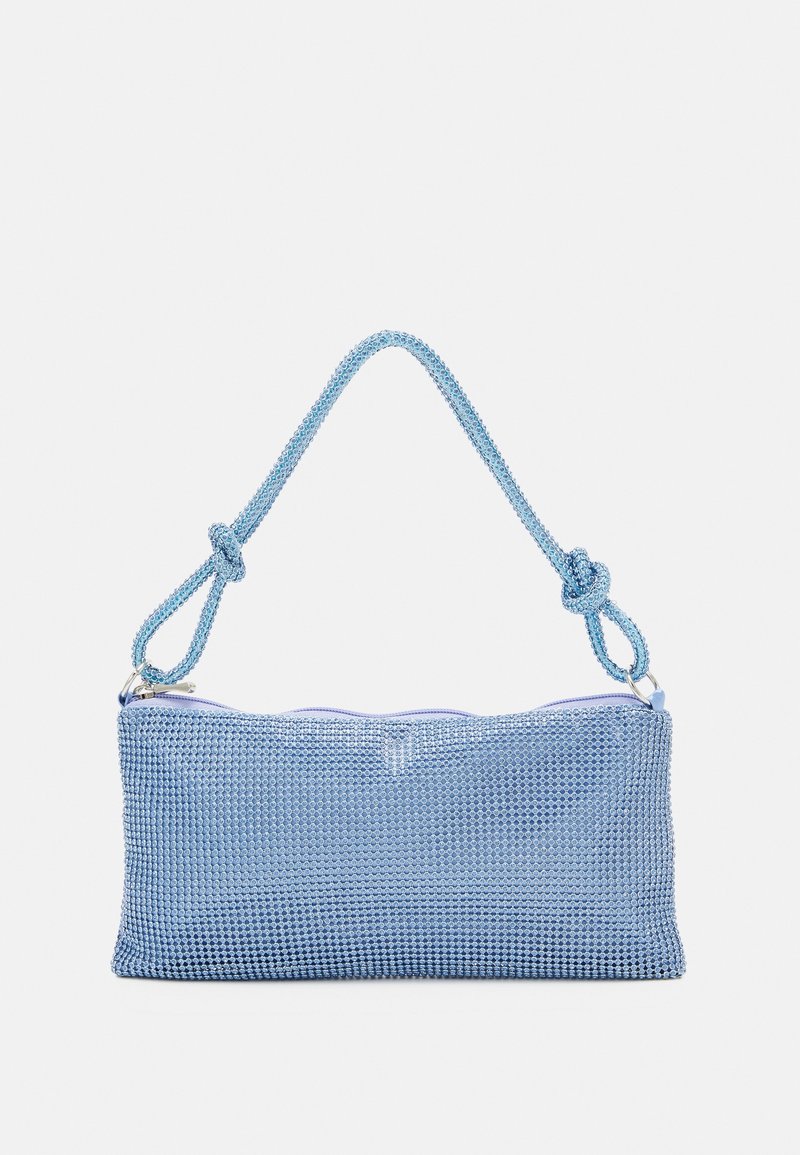 Sac à main rectangulaire bleu clair avec surface texturée et bandoulière nouée, présenté sur un fond blanc uni.