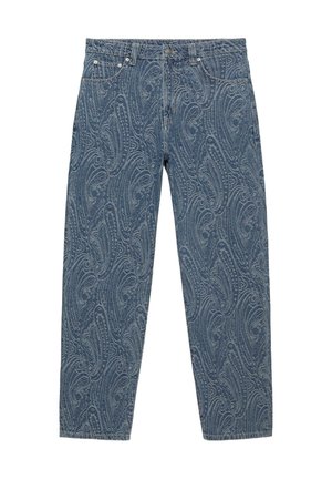 Jean en denim bleu avec motif cachemire en relief, style classique à cinq poches, fermeture par bouton et coupe droite.
