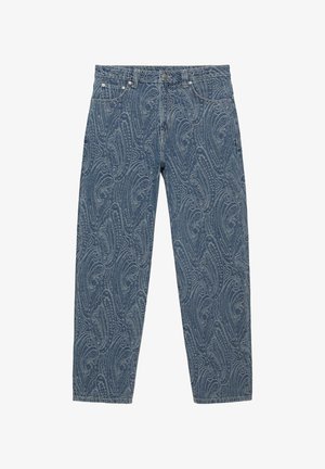 Kék farmernadrág dombornyomott pávaszem mintával, klasszikus ötlovas zsebbel, gombos záródással és egyenes szárú szabással.